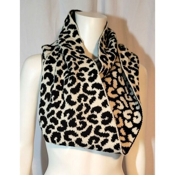 100% Acrylic Black & White Print Infinity Loop Scarf - Picture 1 of 5